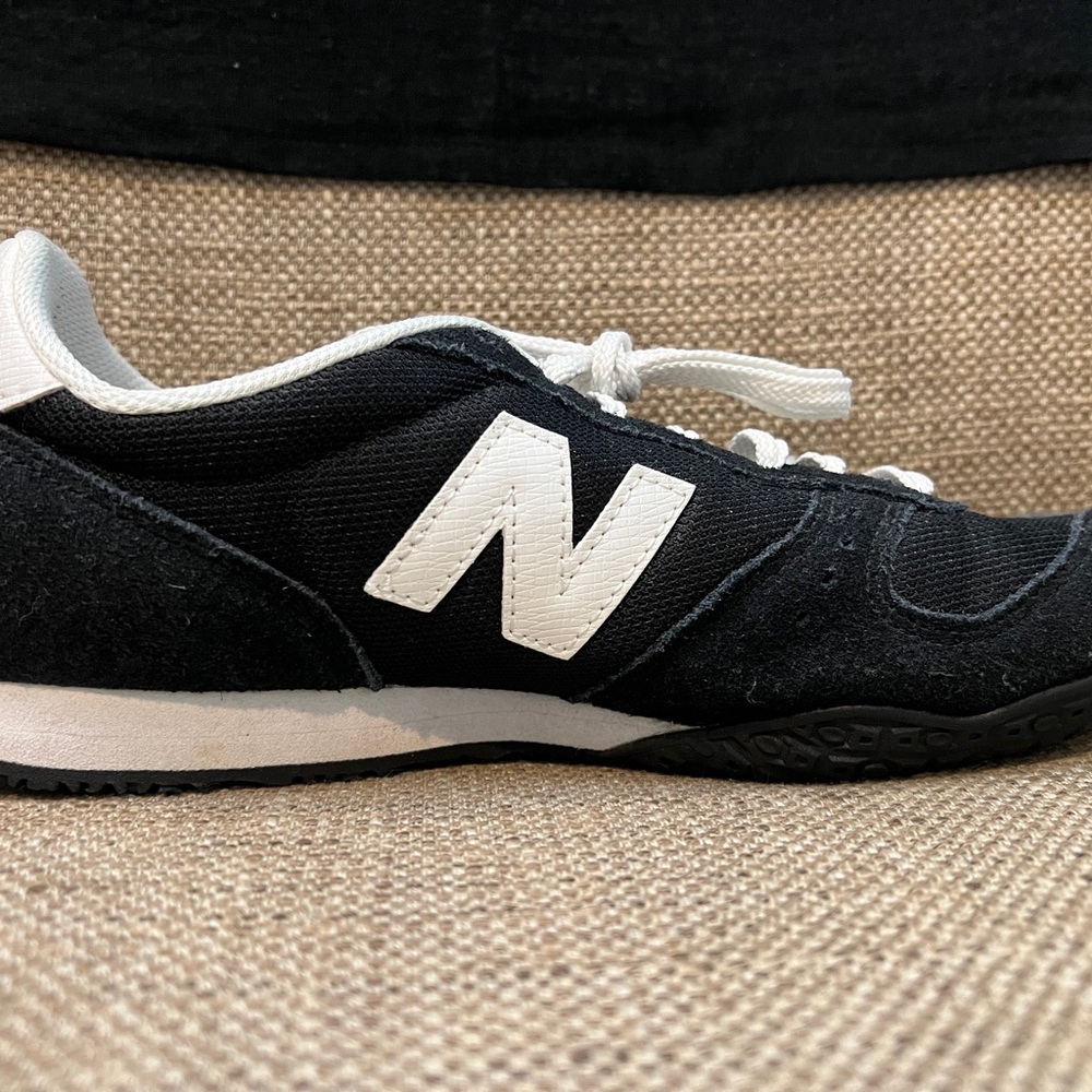 Like new. Ladies New Balance 402 shoes. Size 8. - Picture 9 of 13
